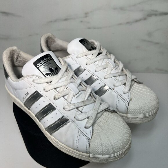 Adidas Superstar Womens Size 6 White & Silver Metallic - Picture 4 of 12